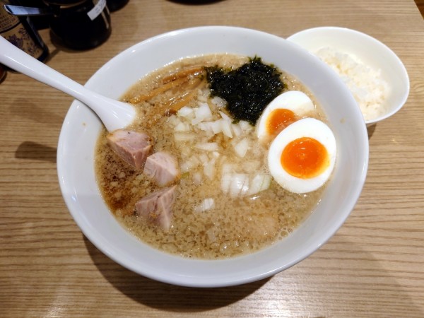 「限定 燕三条らー麺+味玉」@コッテリの塩らー麺専門店 MANNISH 日暮里店の写真