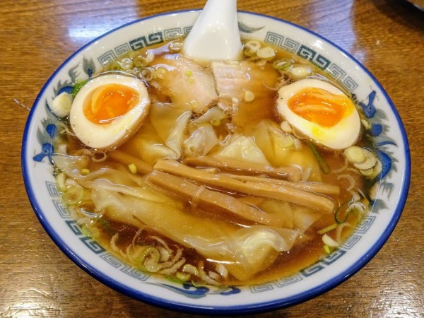 「ワンタン麺並盛（1100円）+味付玉子（100円）」@つづみそばの写真