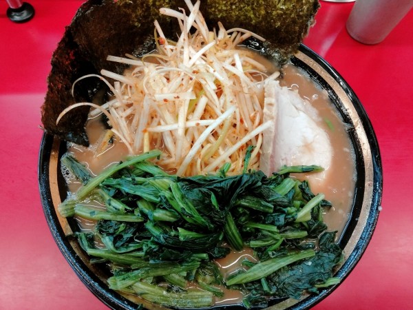 「ネギラーメン赤＋青菜」@柏 王道家の写真