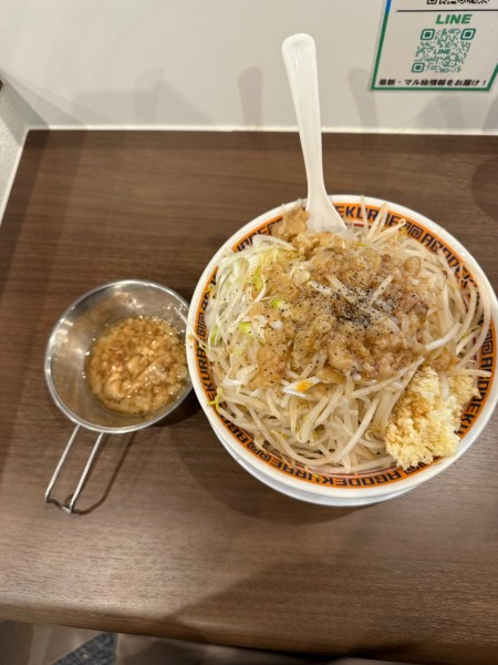 「汁なし全マシお腹空いてます」@顎で喰らえ ラウンドワン草加店の写真