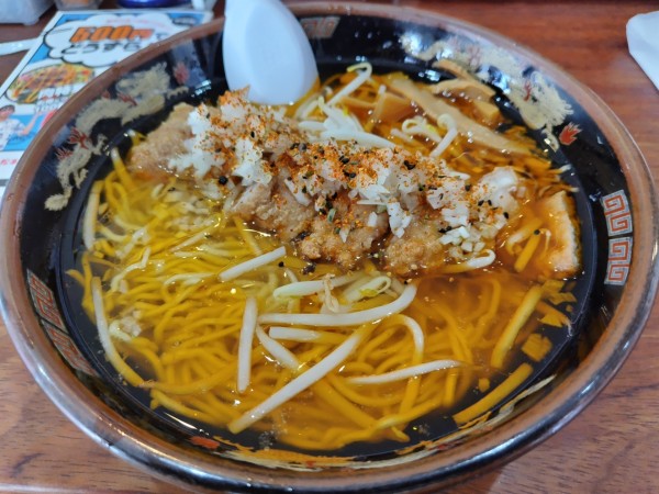「【限定】肉揚げ醤油ラーメン　＋七味唐辛子：無料　※㋗で５００」@龍門穂高の写真