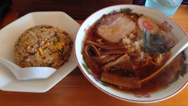 「Aセット　ラーメン＋ミニチャーハン 麺カタメ　¥950」@らーめん おゆうの写真