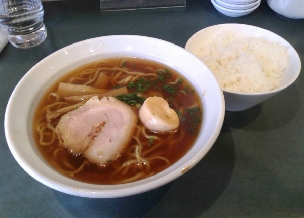 「貝(ホタテ)煮干醤油(750円)+ライス中(150円)」@らーめん武蔵の写真