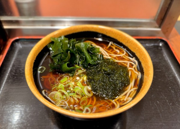 「あおさわかめそば(460円)」@そば処 めとろ庵 錦糸町店の写真