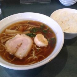 貝(ホタテ)煮干醤油(750円)+ライス中(150円)