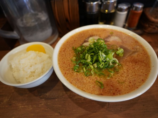 「ラーメン 麺硬め＋油多め＋一味多め＋サービスライス」@らーめん一途の写真