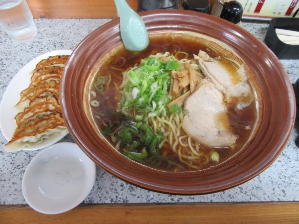 「スーパージャンボラーメン（１４００円）＋餃子４８０円」@手打らーめん 珍來 茎崎店の写真