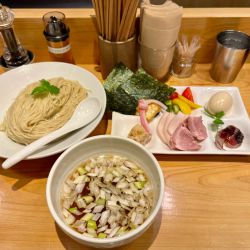 つけ麺（リニューアル・大盛・冷盛）1,300円、特製トッピング5