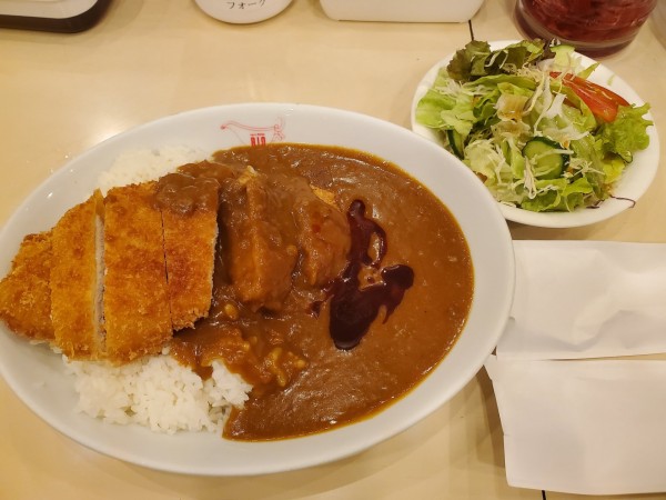 「カツカレー・大辛＋サラダ小」@カレーハウス リオ ウィング上大岡店の写真