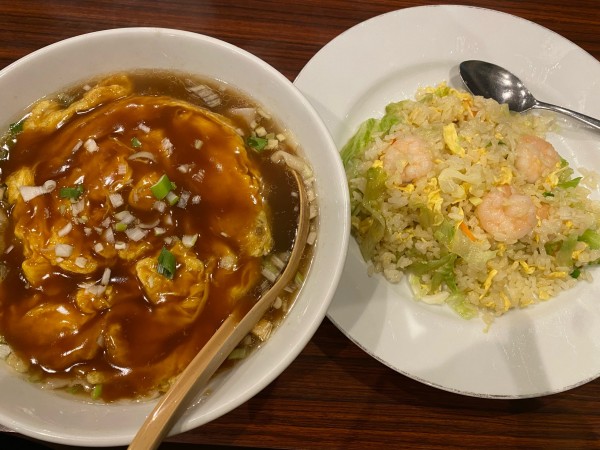 「天津刀削麺 730円+むきエビとレタスチャーハン 730円　税別」@中華料理 興隆 東十条店の写真