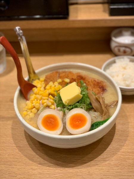 「とんかつ味噌らーめん」@札幌らーめん 北の大地 新宿三丁目店の写真