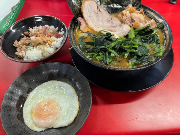 「ラーメン➕青菜➕バラ➕半まぶし➕目玉」@柏 王道家の写真