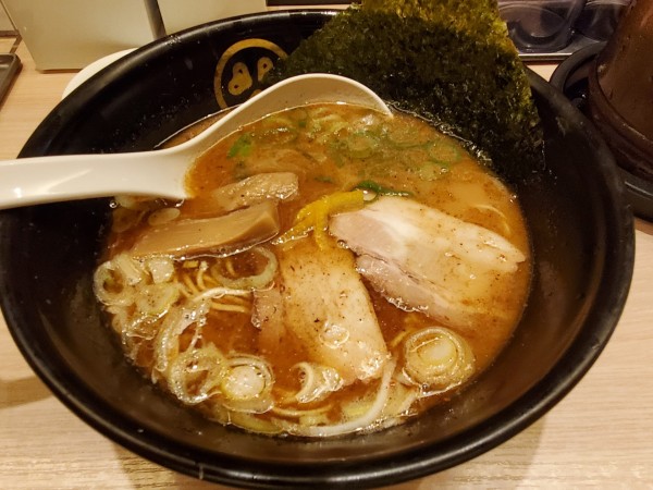 「豚骨醤油ラーメン８８０円 麺の固さ普通」@TOKYO 豚骨 BASE MADE by 博多一風堂 ecute品川サウス店の写真
