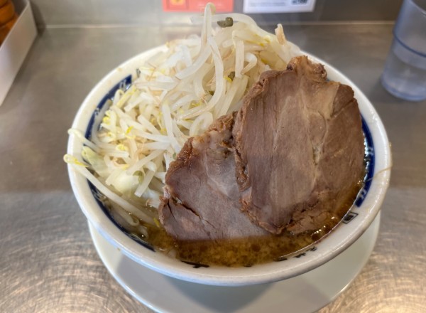 「ラーメン中盛り野菜多め➕チャーシュー」@らーめん大 平井店の写真