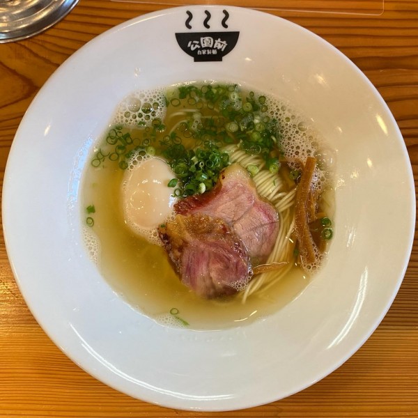 「塩らぁめん味玉入り（麺少なめ）¥1,050」@公園前の写真