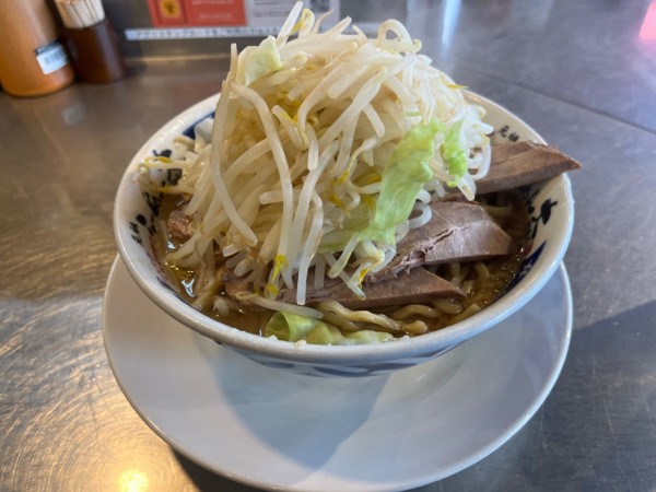 「ラーメン野菜多め➕チャーシュー」@ラーメン大 堀切店の写真