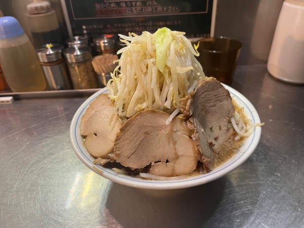 「ラーメン並野菜多め➕チャーシュー」@らーめん大 大久保店の写真