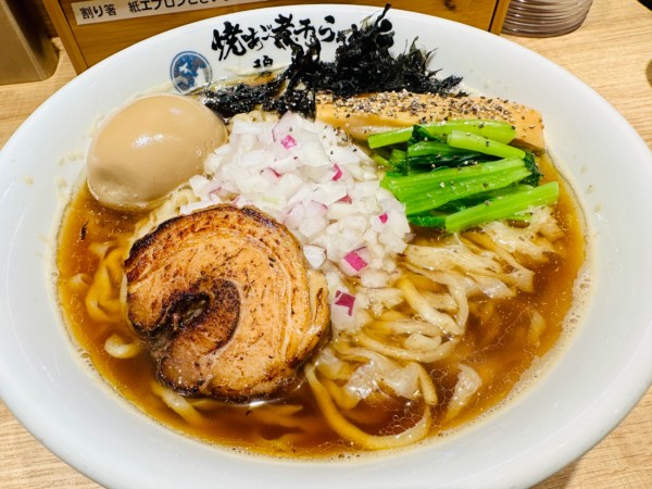 「厳選煮干し手もみ醤油らぁめん【1000円】」@焼あご煮干しらぁめん 碧猫の写真