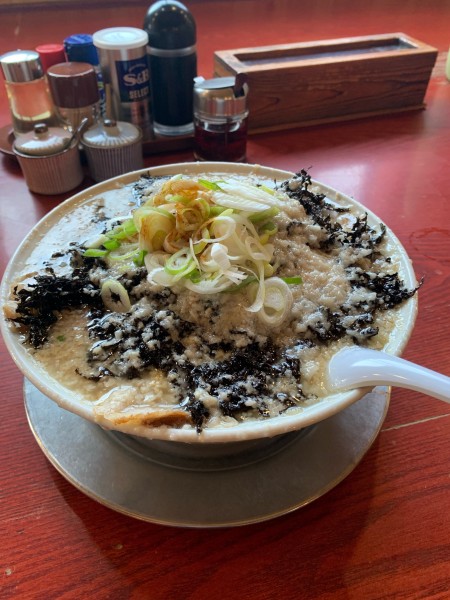 「チャーシューメン@1100、大盛@200、黒バラ@300、玉ねぎ」@らーめん処 潤 宮内店の写真