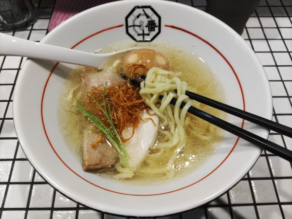 「極旨ホタテ塩そば【中太縮れ麺】·炊き込みご飯·味玉」@81番の写真