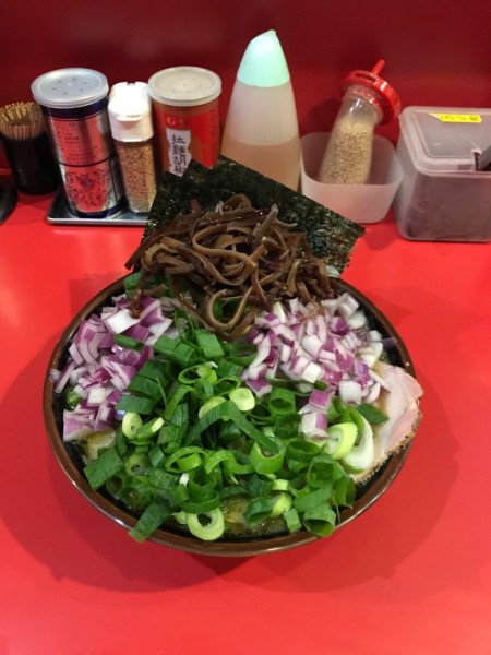 「ラーメン＋ねぎMix＋九条葱＋紫玉葱W 1,000円」@どんとこい家の写真