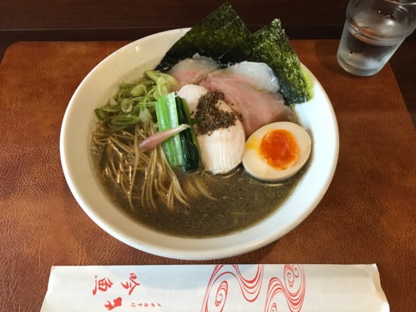 「＜上中華＞本日の煮干の黒炊き醤油 1,090円」@メヂカそば 吟魚の写真