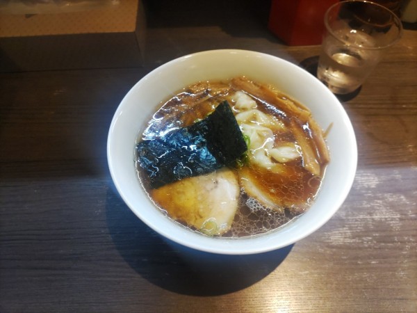 「醤油わんたん麺」@支那そばや 本店の写真