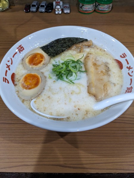 「豚骨塩玉子ラーメン」@ラーメン天山 福生総本店の写真