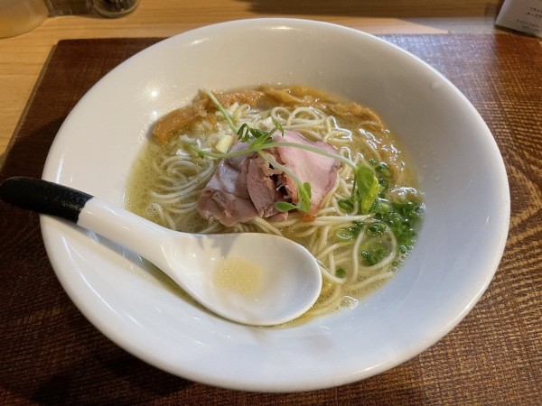 「牡蠣出汁塩そば」@芛堂寺の写真