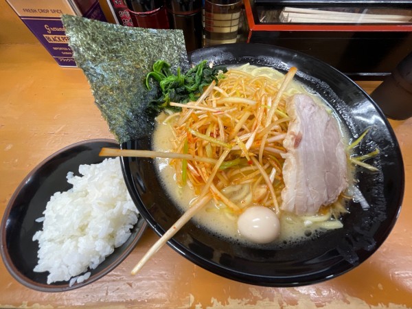「ネギラーメン中・半ライス」@横浜ラーメン 湘家 前橋店の写真