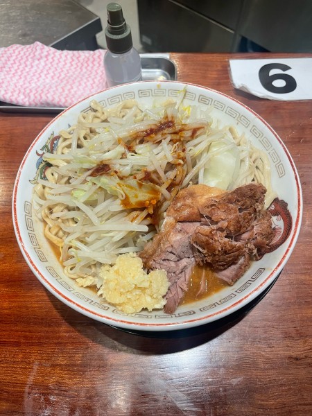 「大ラーメン(1000円)+味噌山(120円)カラメニンニク」@豚山 関内店の写真