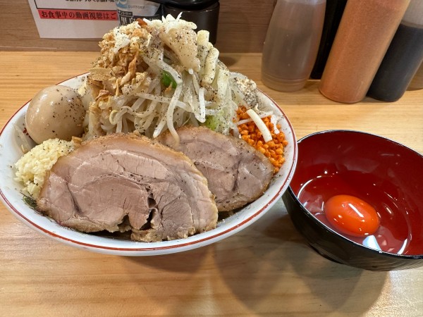 「汁なしミニ+豚玉+生卵(コール全部)」@鷹の目 西巣鴨店の写真