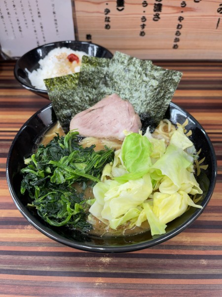 「らーめん並+キャベツ+ほうれん草増し（950円）」@家系らーめん 教道家の写真