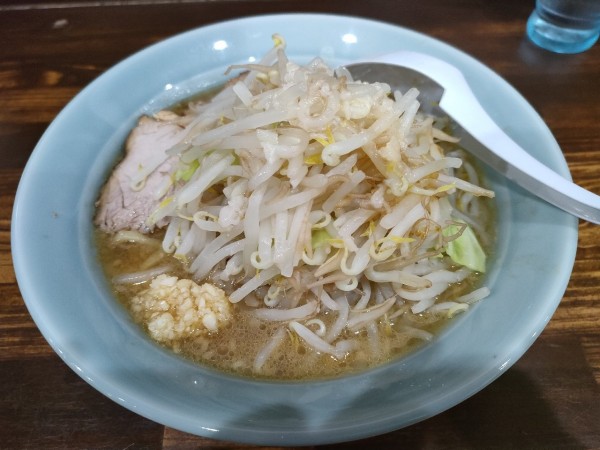 「豚骨ラーメン 790円 ニンニク少なめ、ヤサイアブラ」@麺工房 武の写真