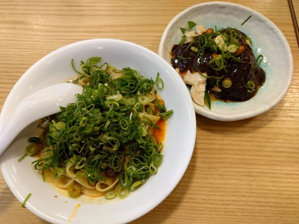 「ハーフ濃厚汁無し担担麺+ハーフよだれ鶏」@想吃担担面 名駅エスカ店の写真