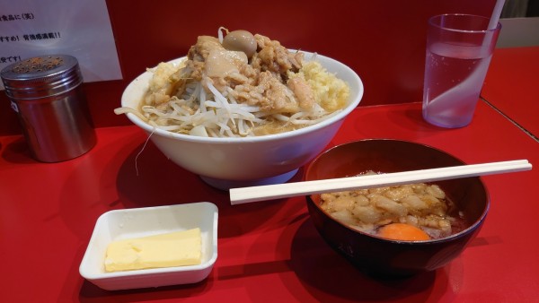 「限定麺  ミソロー 麺少な目 バター 脂生卵」@麺屋HEROの写真