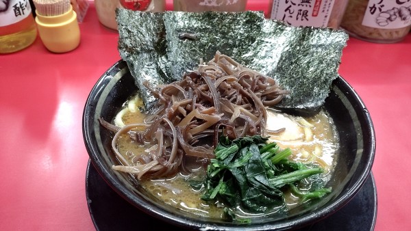 「ラーメン850円＋きくらげ100円」@家系ラーメン 王道家の写真