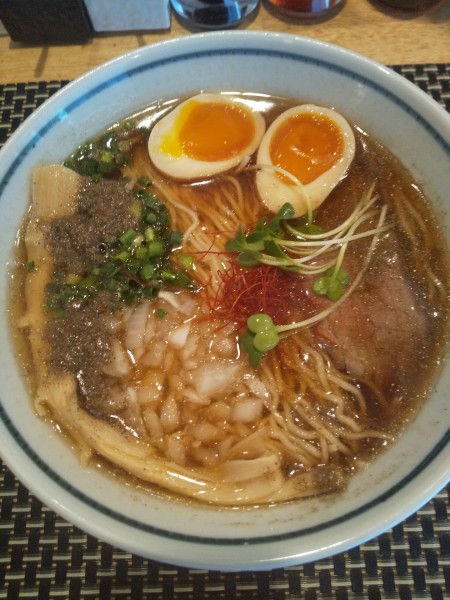 「煮干し醤油中華そば（味玉付き）」@泉鶏白湯鶏神の写真