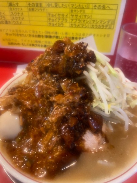 「ラーメン　ヤサイ　クロアブラ　味玉　まーぼー」@ラーメン豚島 溝の口店の写真