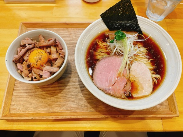 「鶏醤油らぁ麺＋卵黄乗せ焼豚丼」@MENYA NAKAGAWAの写真