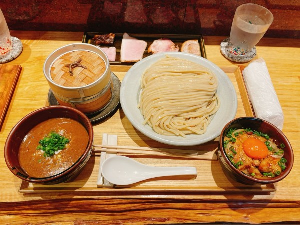 「特選つけめん特盛＋大焼売＋極上焼豚ご飯」@中華蕎麦 とみ田の写真
