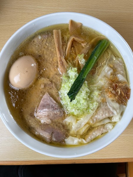 「塩らぁめん　全部のせ（ワンタンチャーシューめん＋玉子）」@心麺の写真