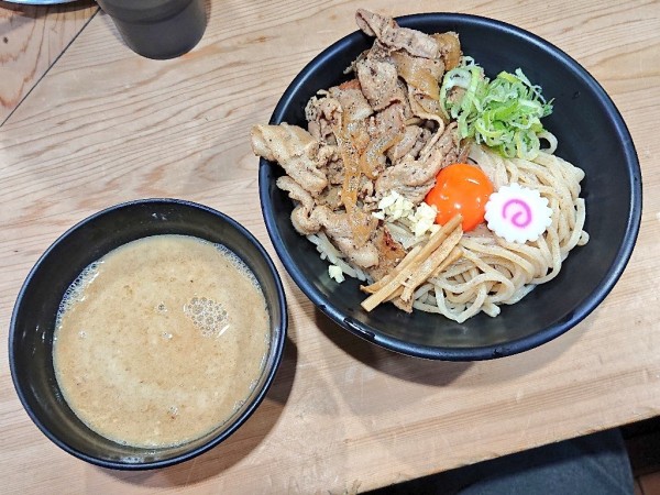 「肉玉つけ麺(麺300g)、肉増し50g」@肉玉そばおとど 新宿2丁目店の写真