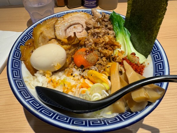 「【限定】担々まぜそば＋特製トッピング」@狼煙 浦和店の写真