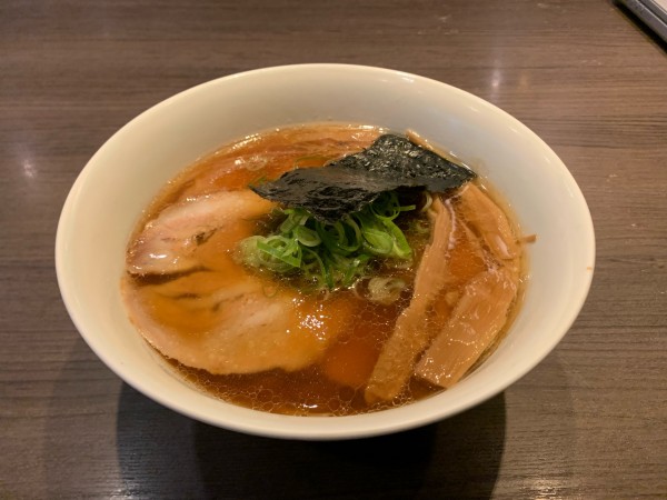 「醤油金華豚チャーシューメン」@支那そばや 本店の写真