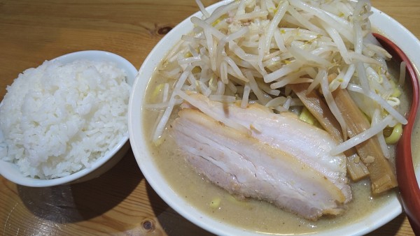 「味噌ラーメン、大盛り、ライス」@味噌麺処 花道庵 北参道店の写真