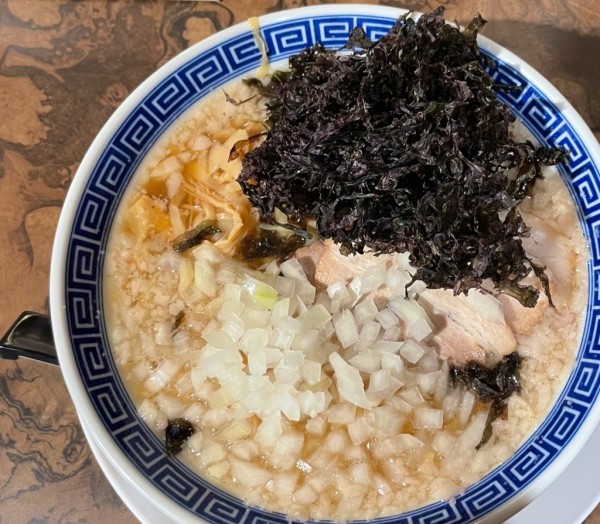 「背脂中華そば岩のり玉ねぎ」@新潟発祥 なおじ 有楽町店の写真