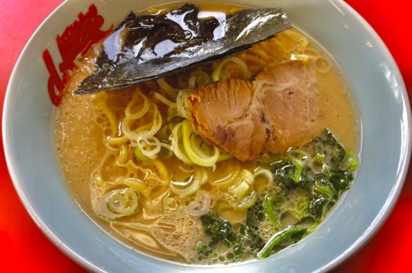 「醤油ラーメン カタメ+ビール」@ラーメン山岡家 明石店の写真