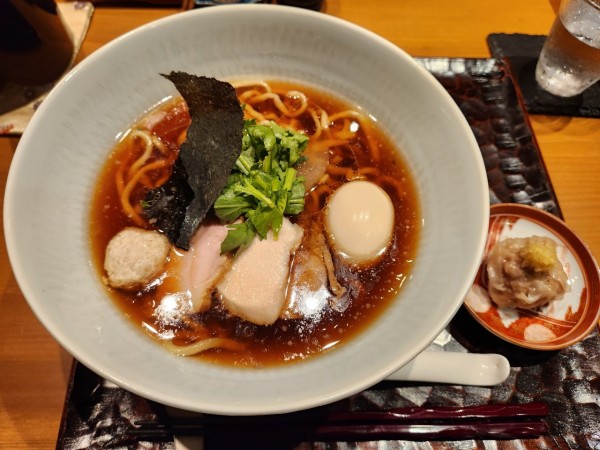 「味玉醤油そば　名物焼売」@饗 くろ㐂の写真