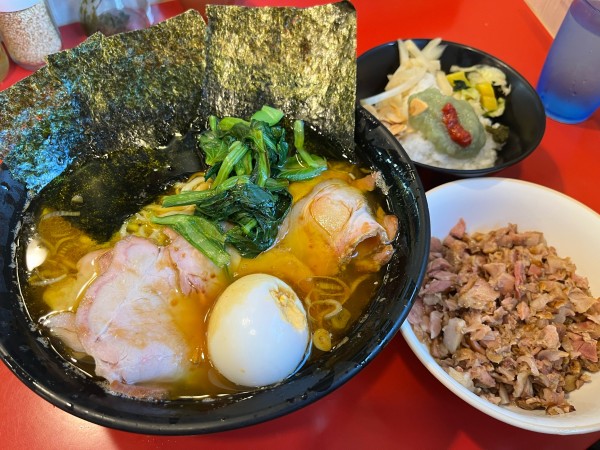 「中盛チャーシューメン+くずれ＋まぶし ライス ¥1,300」@家系総本山 ラーメン吉村家の写真